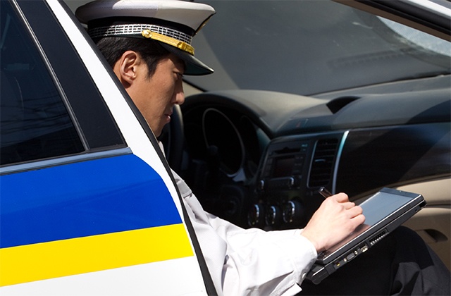 Police-using-tablet-in-car-640x420.jpg