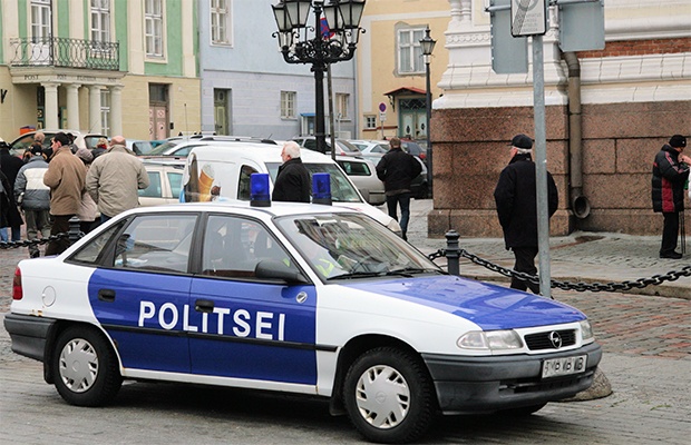 Estonian-street-view-with-police-car-620x400.jpg