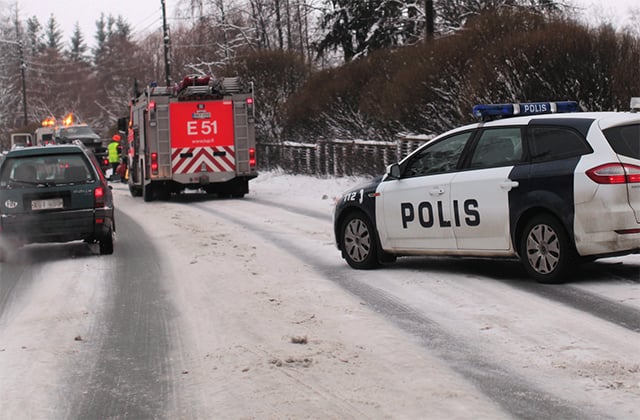 Vehicles-at-the-scene-of-an-accident-in-Finnish-winter-640x420