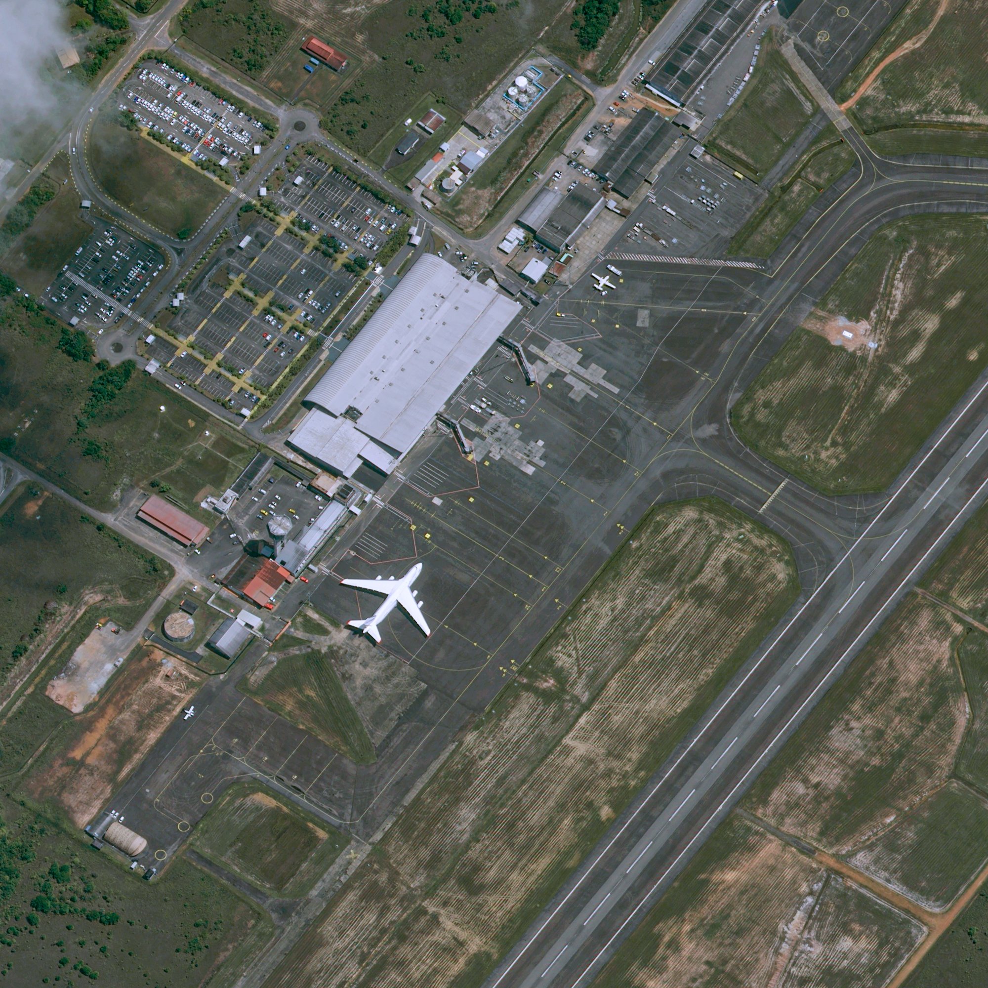 Guyane_Cayenne_Airport_PNeo3_20221022_Antonov_2000pix