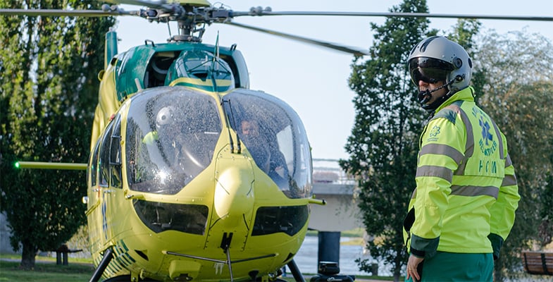 Flying-doctor-and-helicopter-in-Sweden-FLISA-785x400