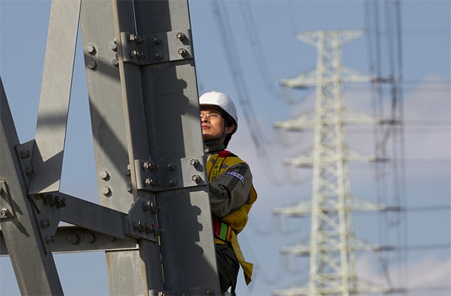 Field-worker-on-a-power-line-pylon-640x420