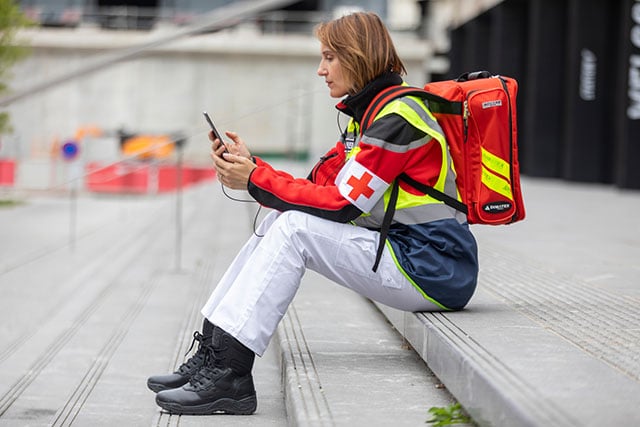 Paramedic-at-work-uses-a-smartphone-640px-wide
