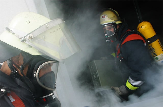 Two-smokediving-firefighters-640x420