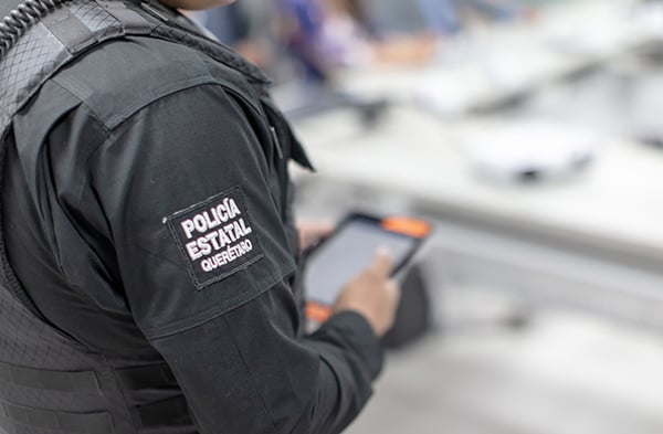 A police officer in Querétaro using a crime reporting app