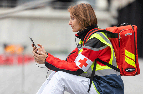 Paramedic-user-with-smartphone_600x394