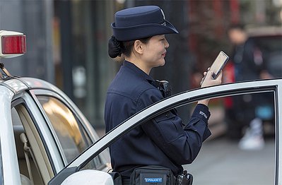 Guangshou police uses a smartphone