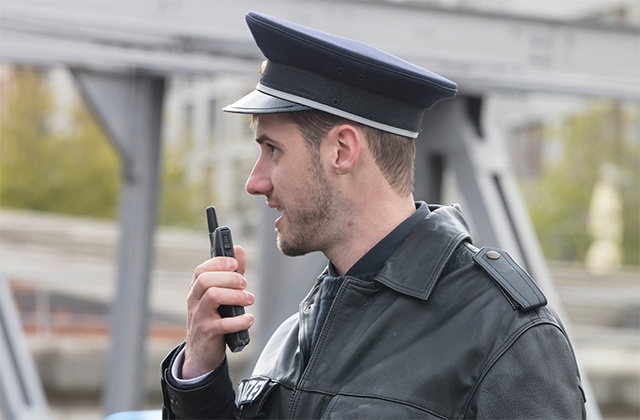 A police officer using the dual-mode Tactilon Dabat device.