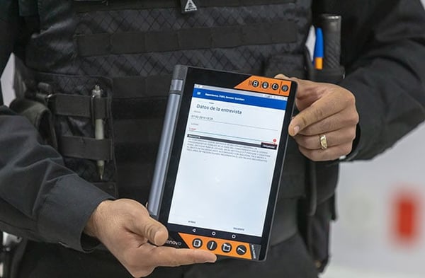 Querétaro police officer with a tablet