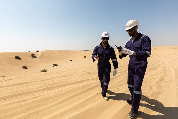Two field workers use Tactilon Dabat in the desert