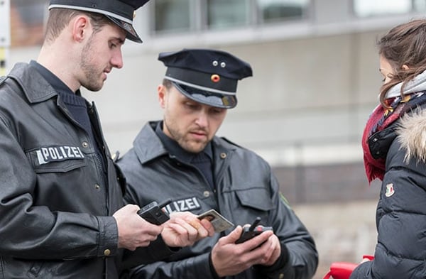 German police officers with Tactilon Dabat duty smartphone