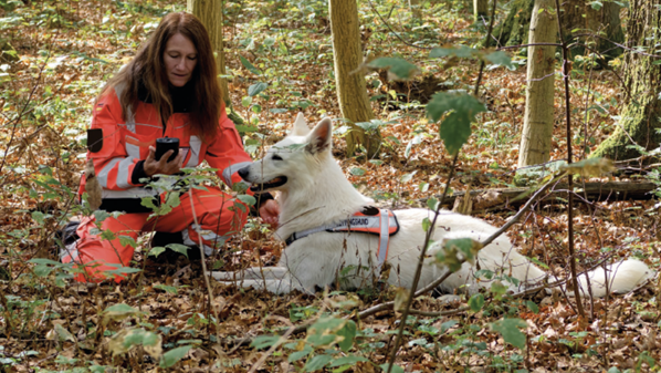 A member of the Bavarian rescue dog team communicates with the other members of her team with the help of Agnet.