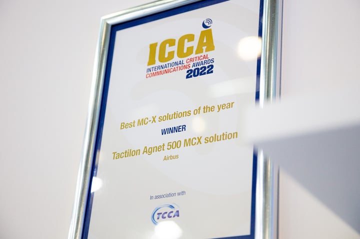 La solution Tactilon Agnet d'Airbus remporte le prix de la meilleure solution MCX de l’année, lors du CCW 2022 à Vienne