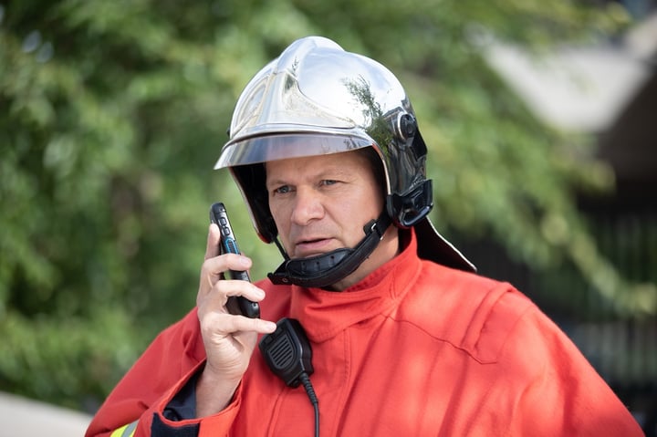 fireman_smartphone_using_PTT