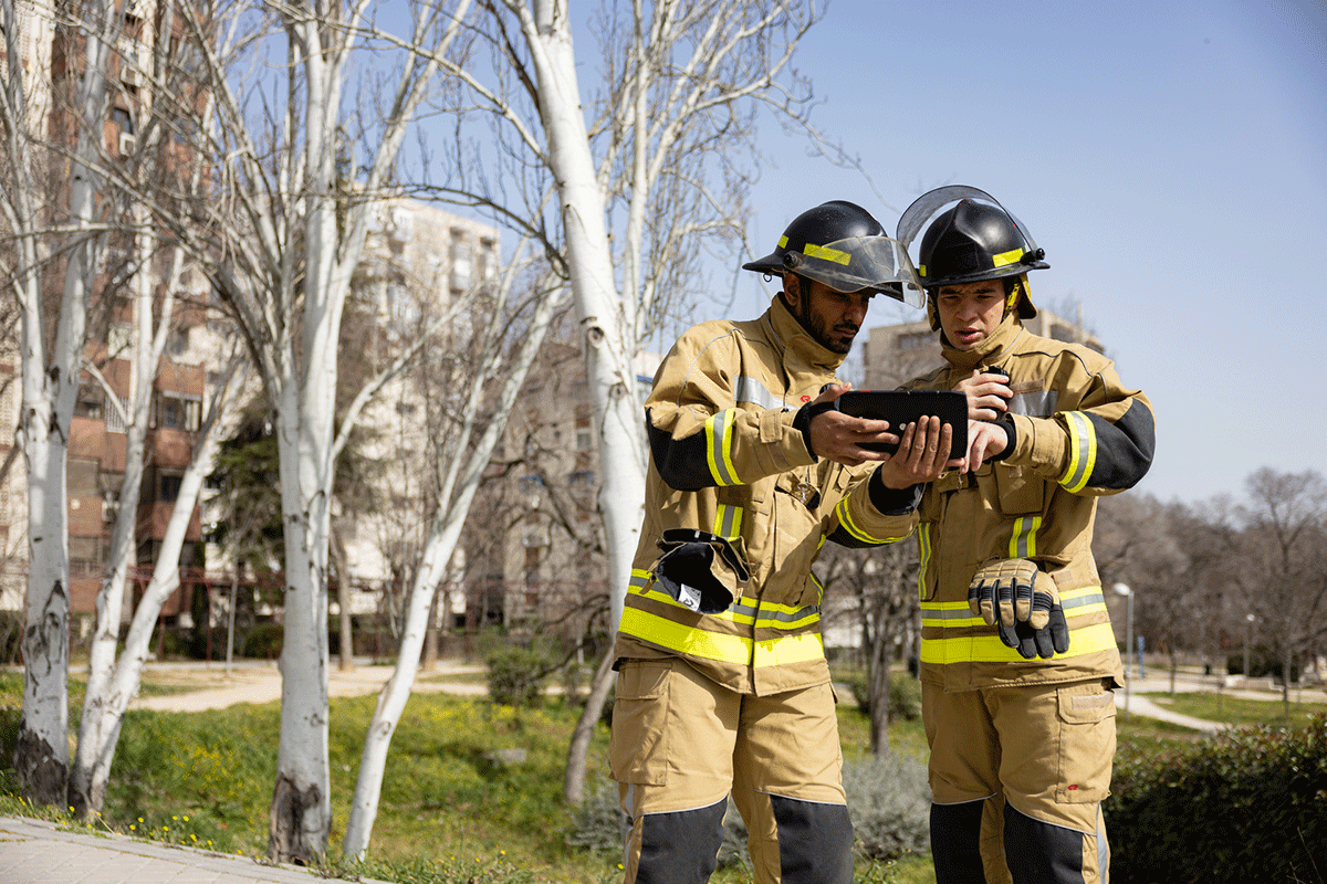 Firemen-with-smartphones_1200x800_2