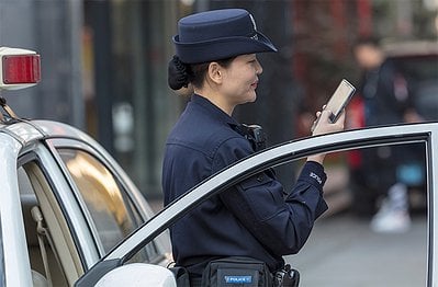 Guangzhou police uses a smartphone
